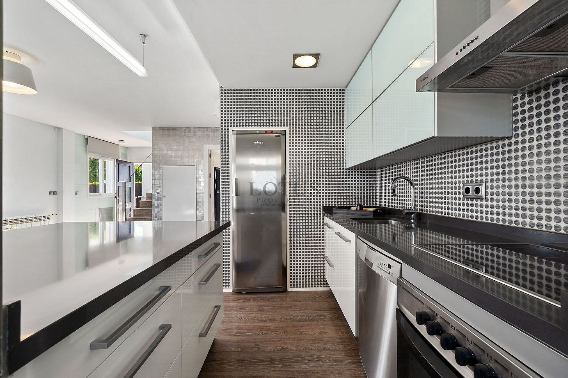 Stunning modern style 2 bed, 2 bathroom with great views - Lotus Properties