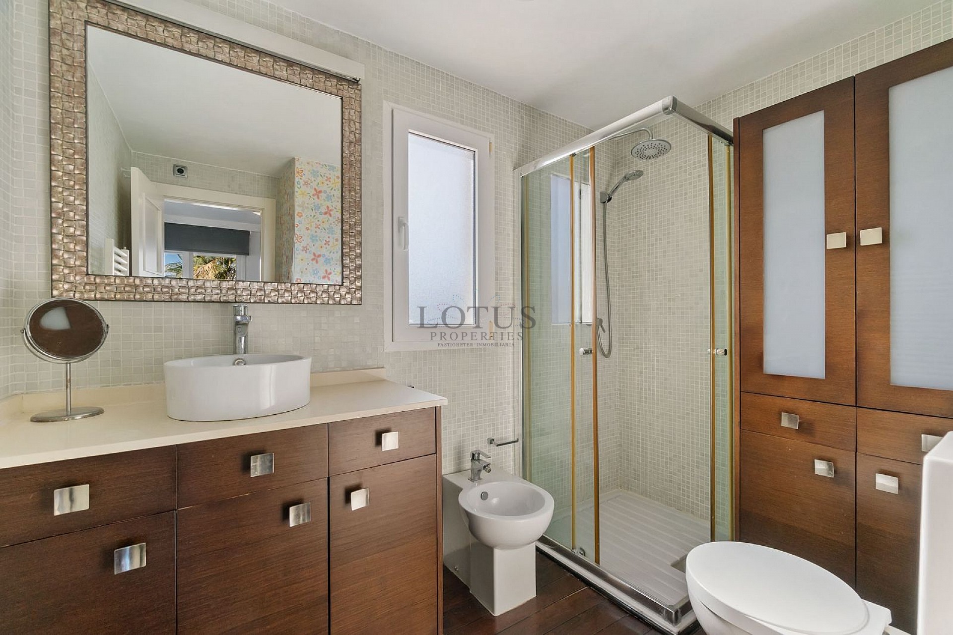 Stunning modern style 2 bed, 2 bathroom with great views - Lotus Properties