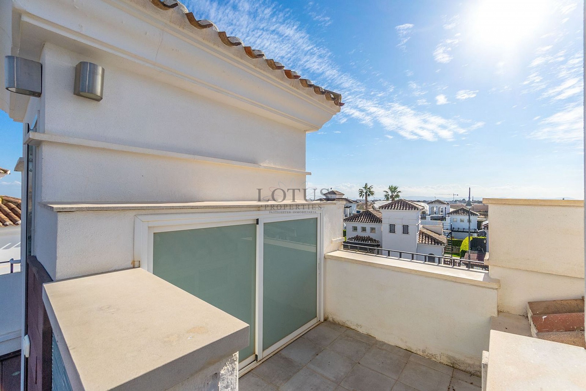 Stunning modern style 2 bed, 2 bathroom with great views - Lotus Properties