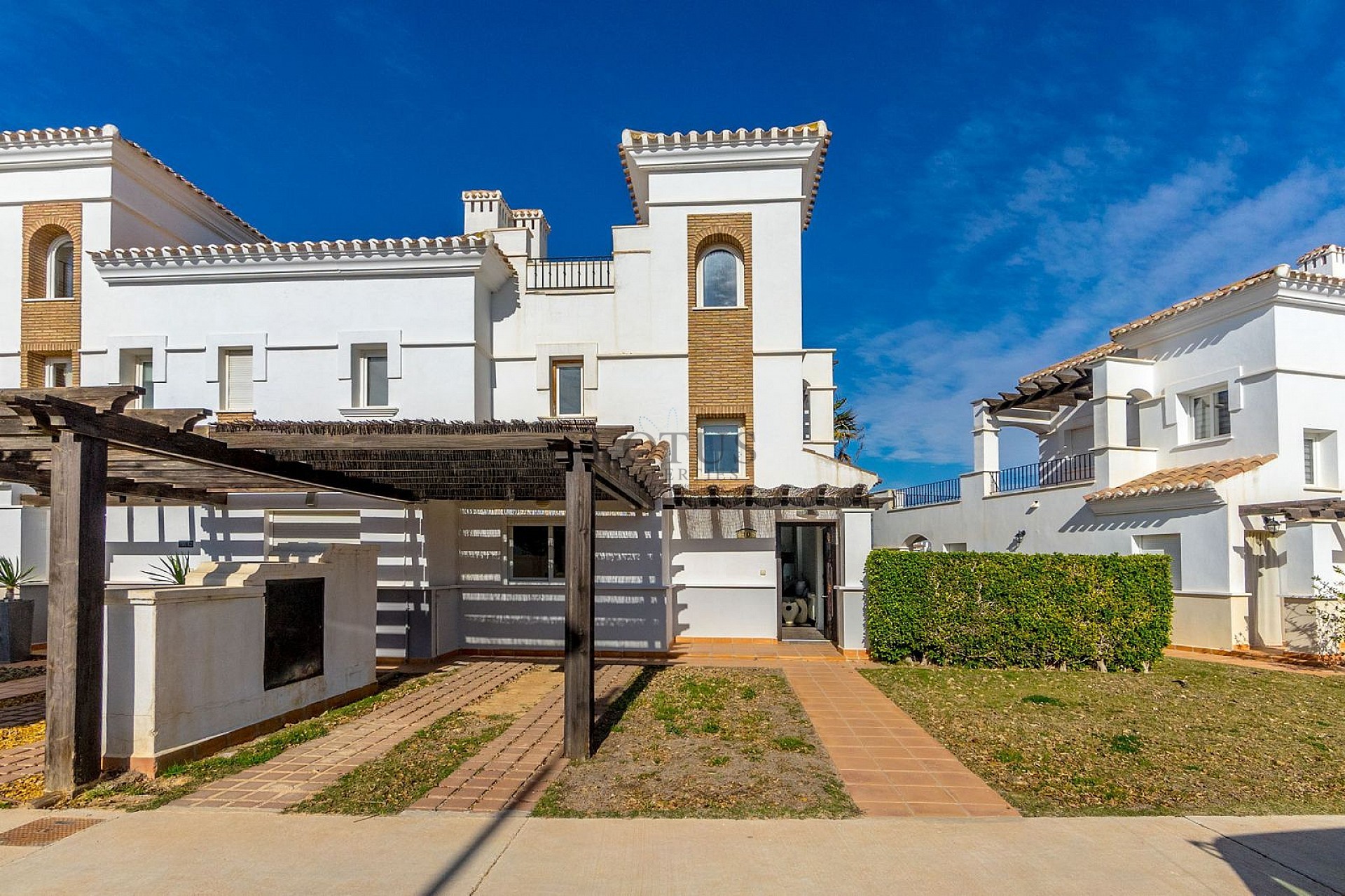 Stunning modern style 2 bed, 2 bathroom with great views - Lotus Properties