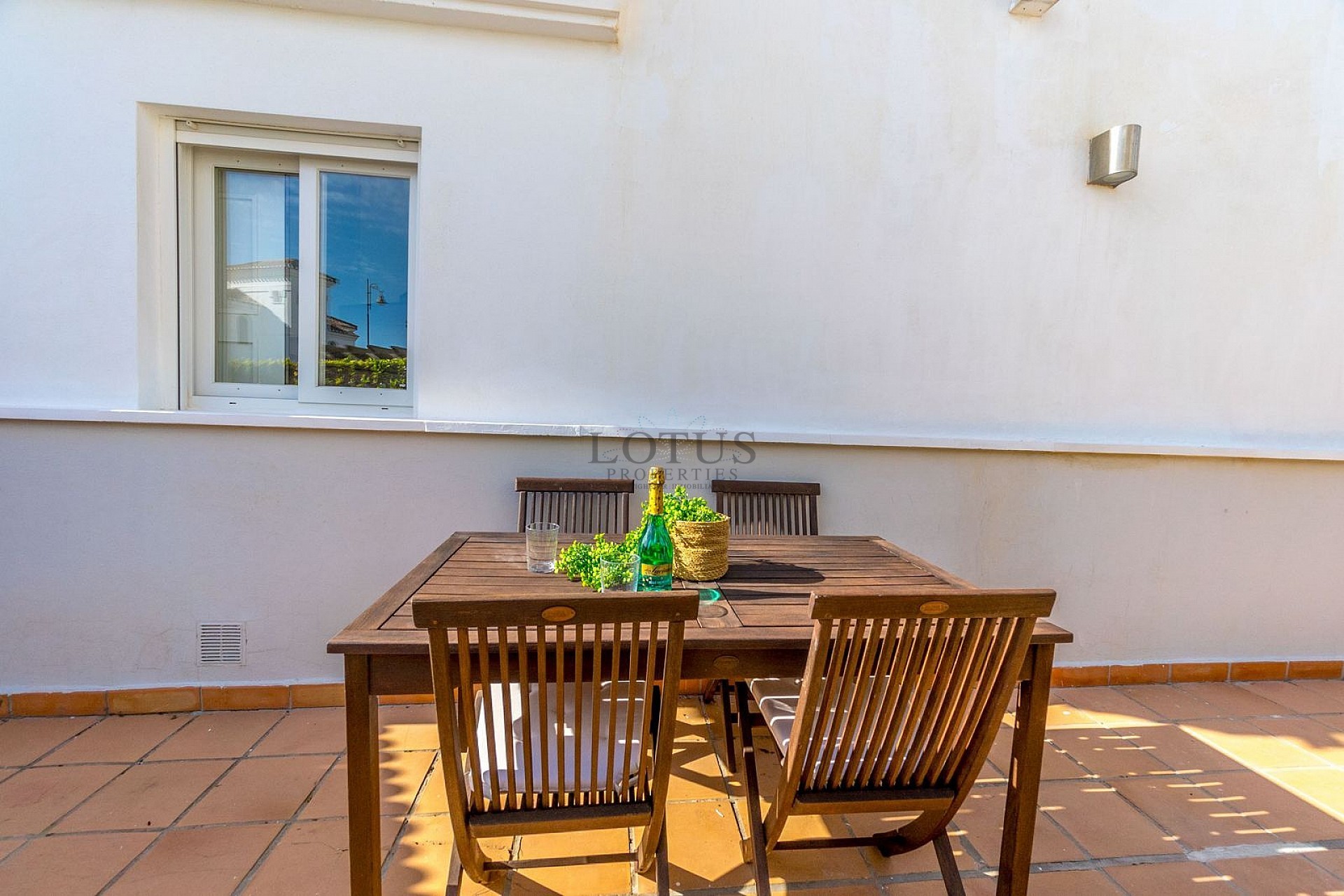 Stunning modern style 2 bed, 2 bathroom with great views - Lotus Properties