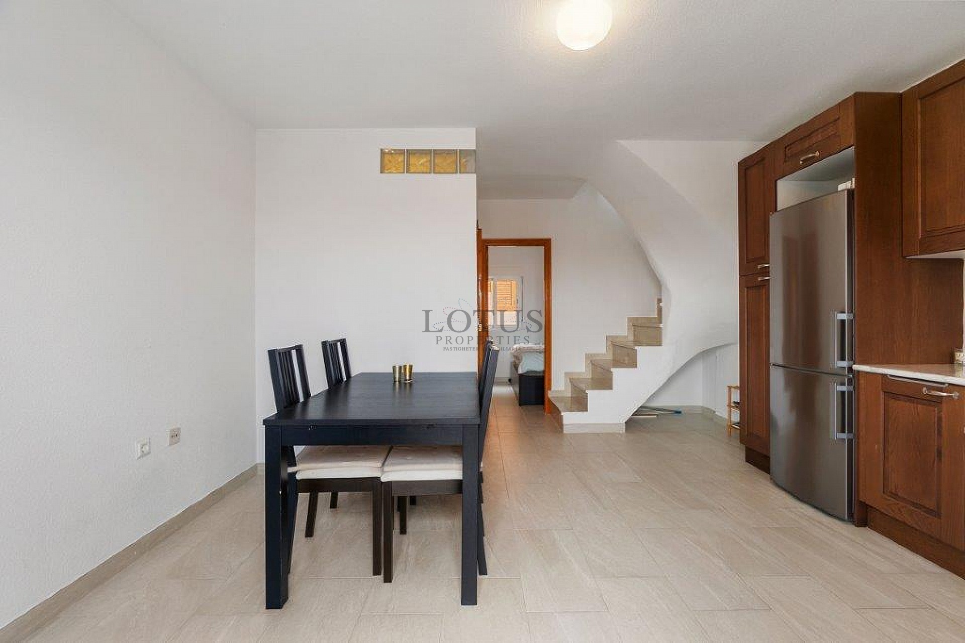 ¡Bonito dúplex en El Chaparral con piscina y terraza en ubicación oeste! - Lotus Properties