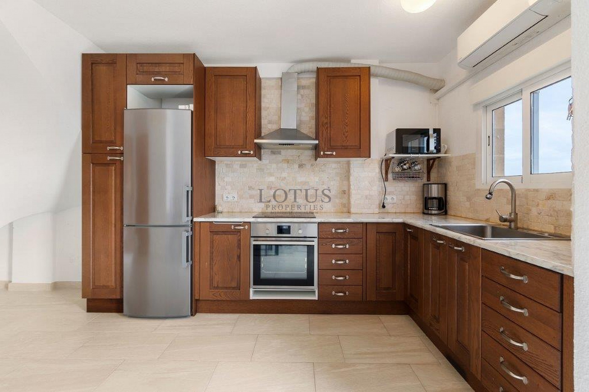 ¡Bonito dúplex en El Chaparral con piscina y terraza en ubicación oeste! - Lotus Properties