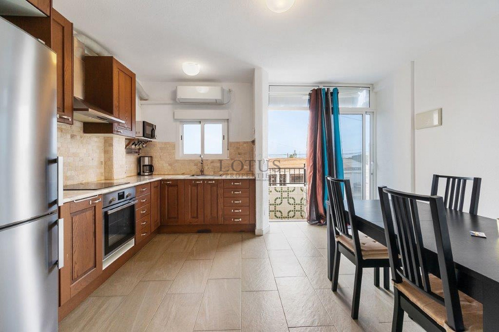 ¡Bonito dúplex en El Chaparral con piscina y terraza en ubicación oeste! - Lotus Properties