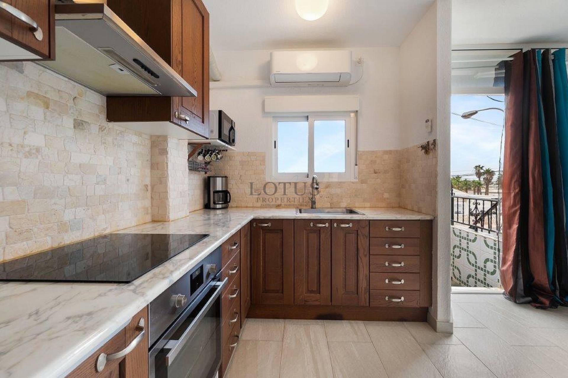 ¡Bonito dúplex en El Chaparral con piscina y terraza en ubicación oeste! - Lotus Properties