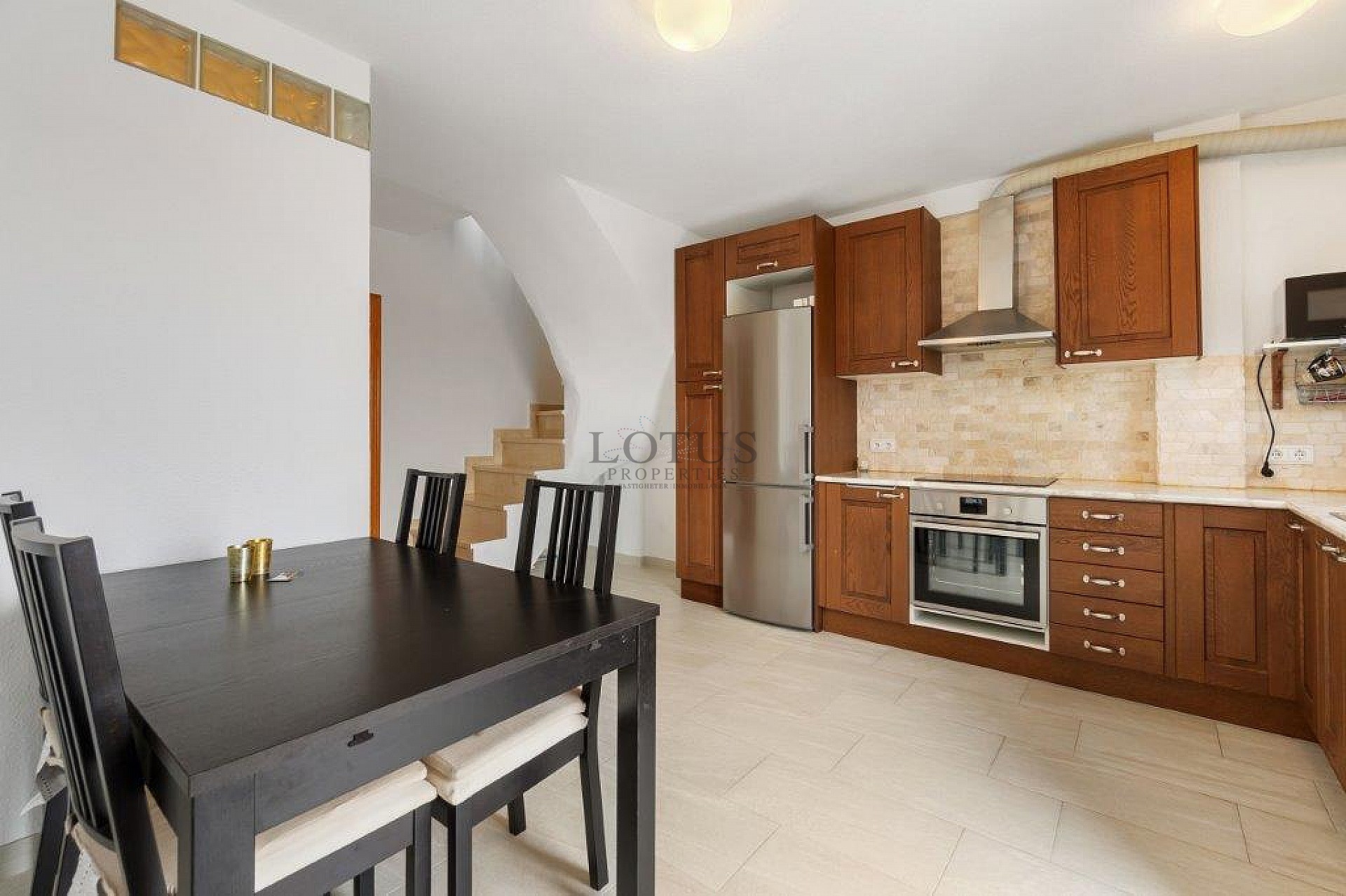 ¡Bonito dúplex en El Chaparral con piscina y terraza en ubicación oeste! - Lotus Properties