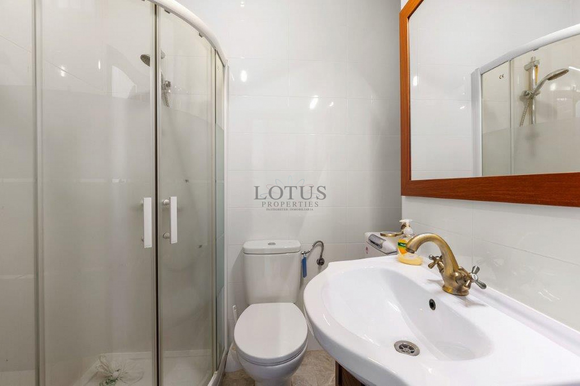 ¡Bonito dúplex en El Chaparral con piscina y terraza en ubicación oeste! - Lotus Properties