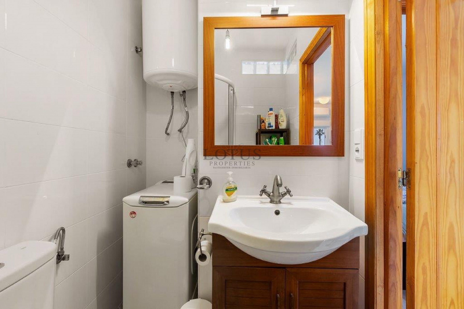 ¡Bonito dúplex en El Chaparral con piscina y terraza en ubicación oeste! - Lotus Properties