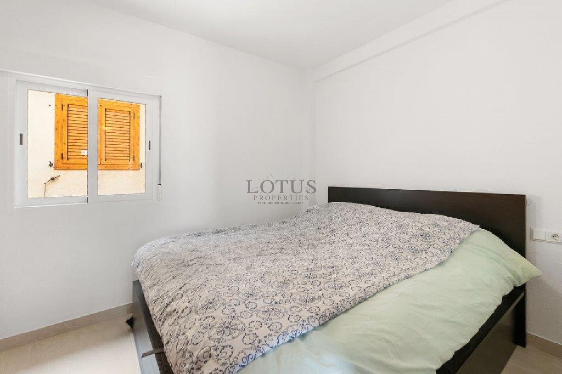 ¡Bonito dúplex en El Chaparral con piscina y terraza en ubicación oeste! - Lotus Properties