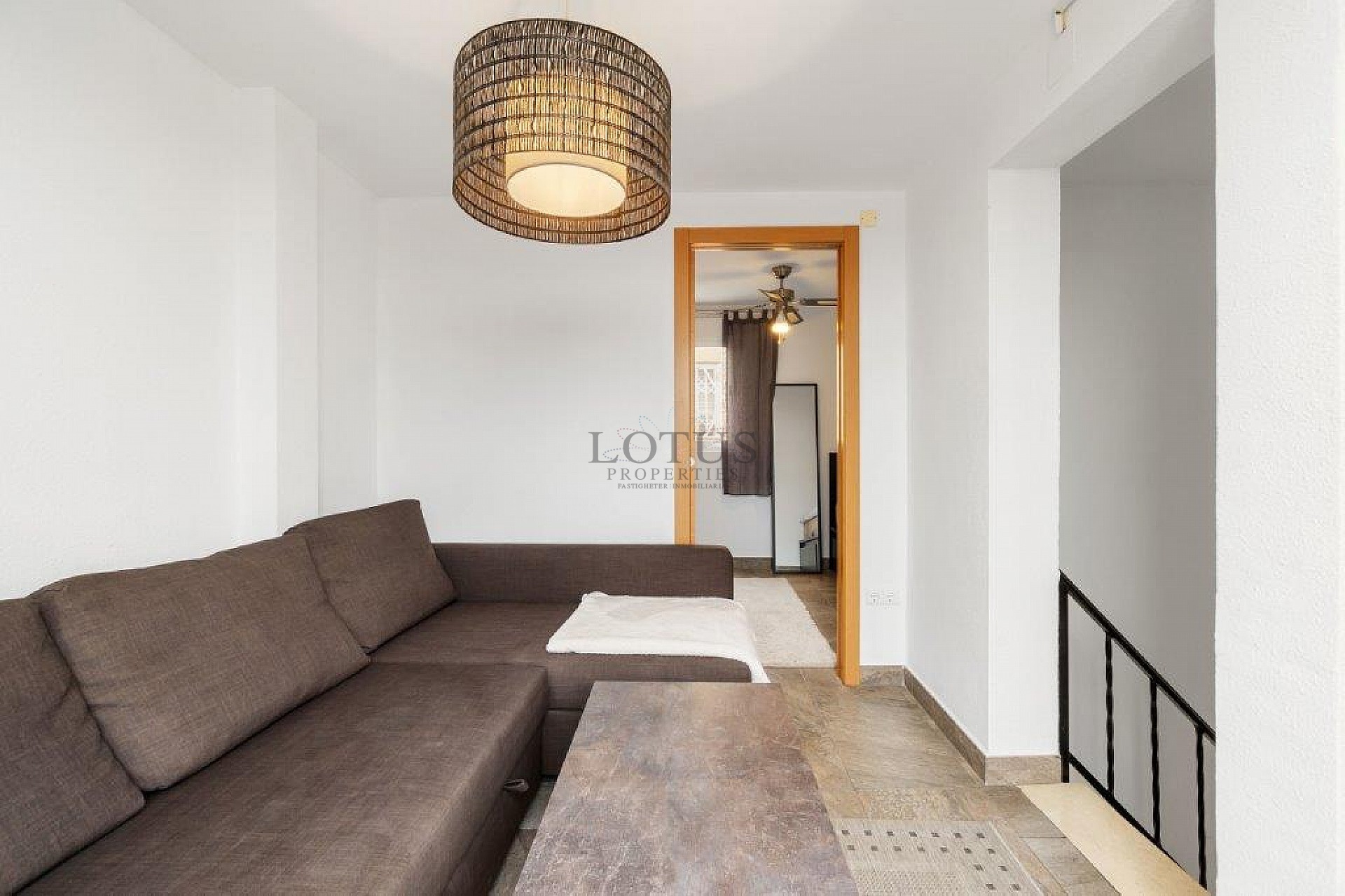 ¡Bonito dúplex en El Chaparral con piscina y terraza en ubicación oeste! - Lotus Properties