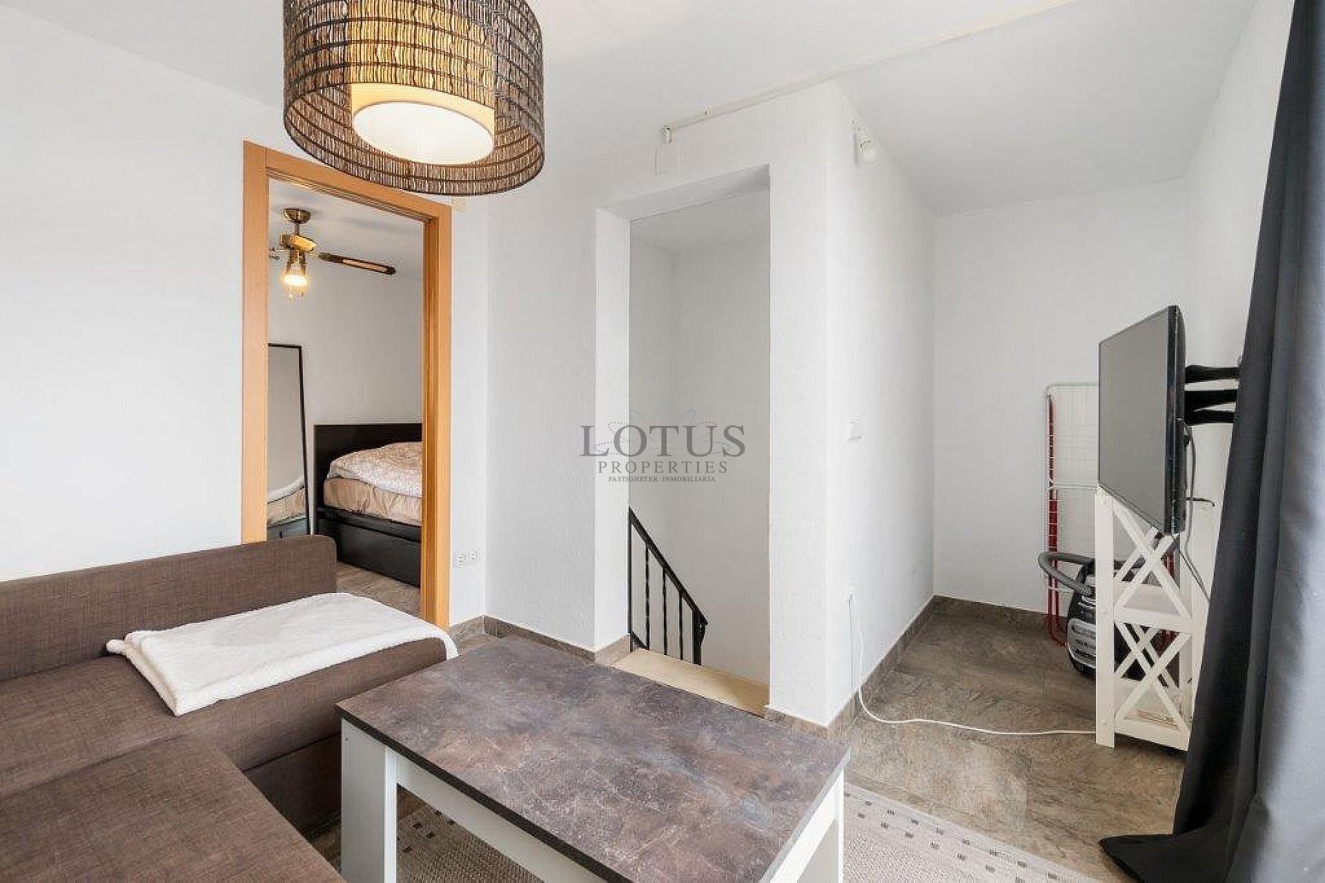 ¡Bonito dúplex en El Chaparral con piscina y terraza en ubicación oeste! - Lotus Properties