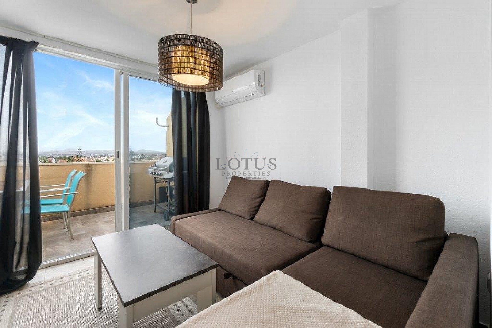 ¡Bonito dúplex en El Chaparral con piscina y terraza en ubicación oeste! - Lotus Properties