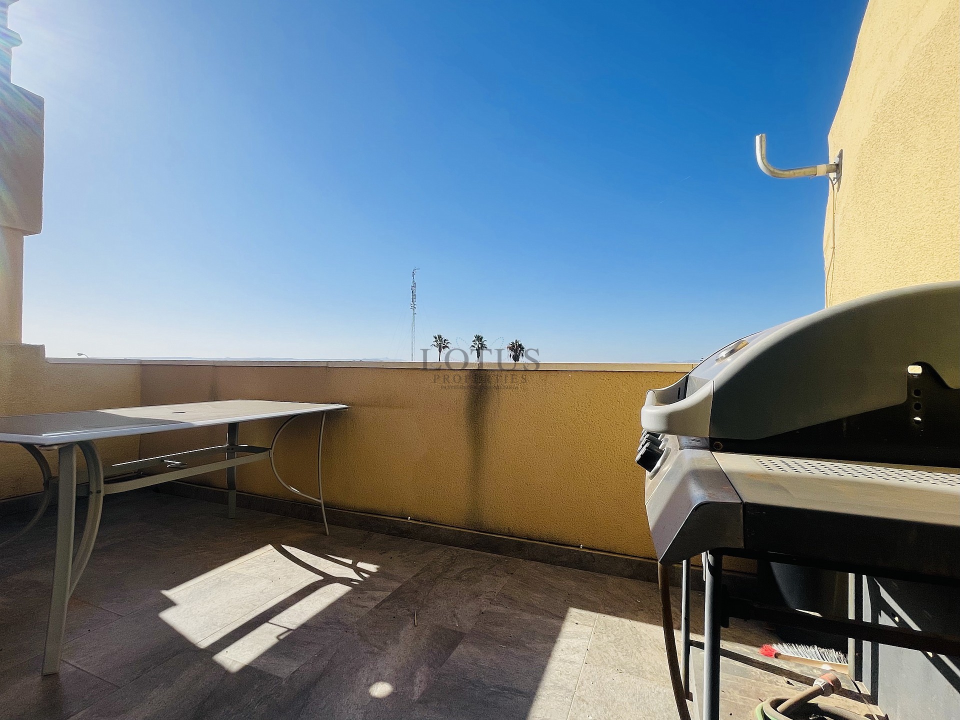 ¡Bonito dúplex en El Chaparral con piscina y terraza en ubicación oeste! - Lotus Properties