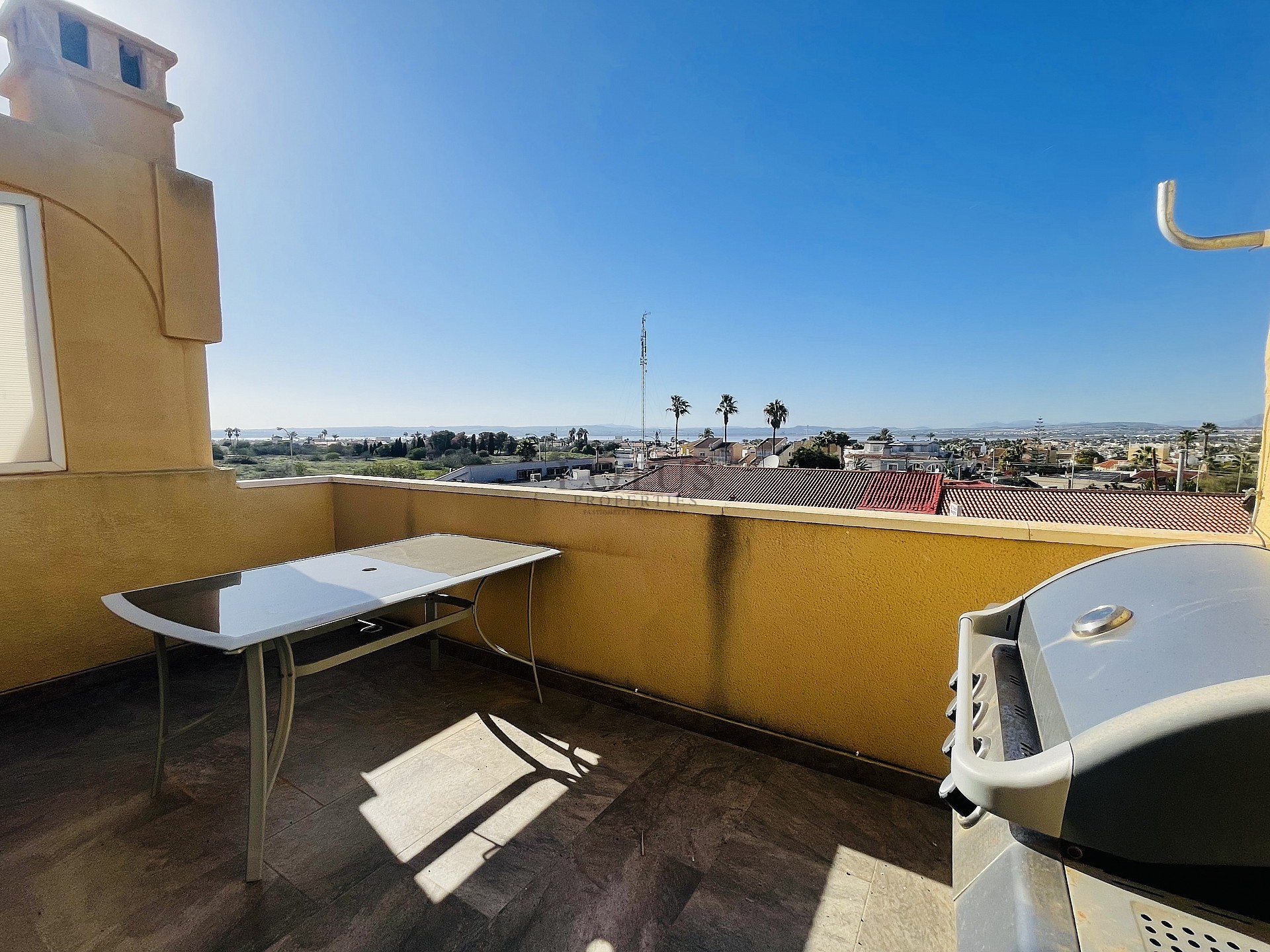 ¡Bonito dúplex en El Chaparral con piscina y terraza en ubicación oeste! - Lotus Properties