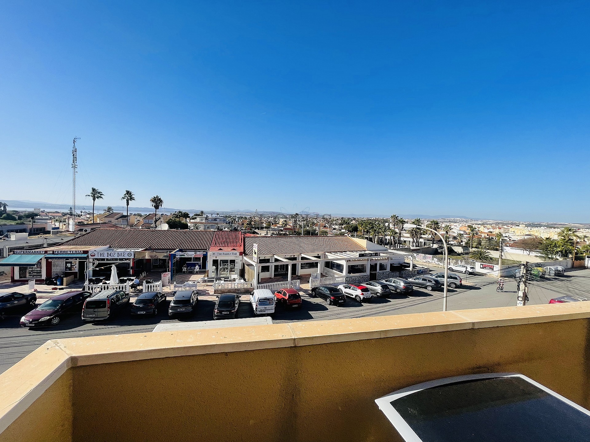 ¡Bonito dúplex en El Chaparral con piscina y terraza en ubicación oeste! - Lotus Properties