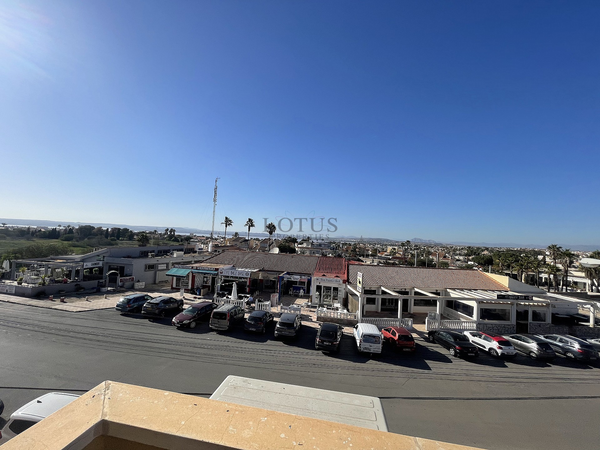 ¡Bonito dúplex en El Chaparral con piscina y terraza en ubicación oeste! - Lotus Properties