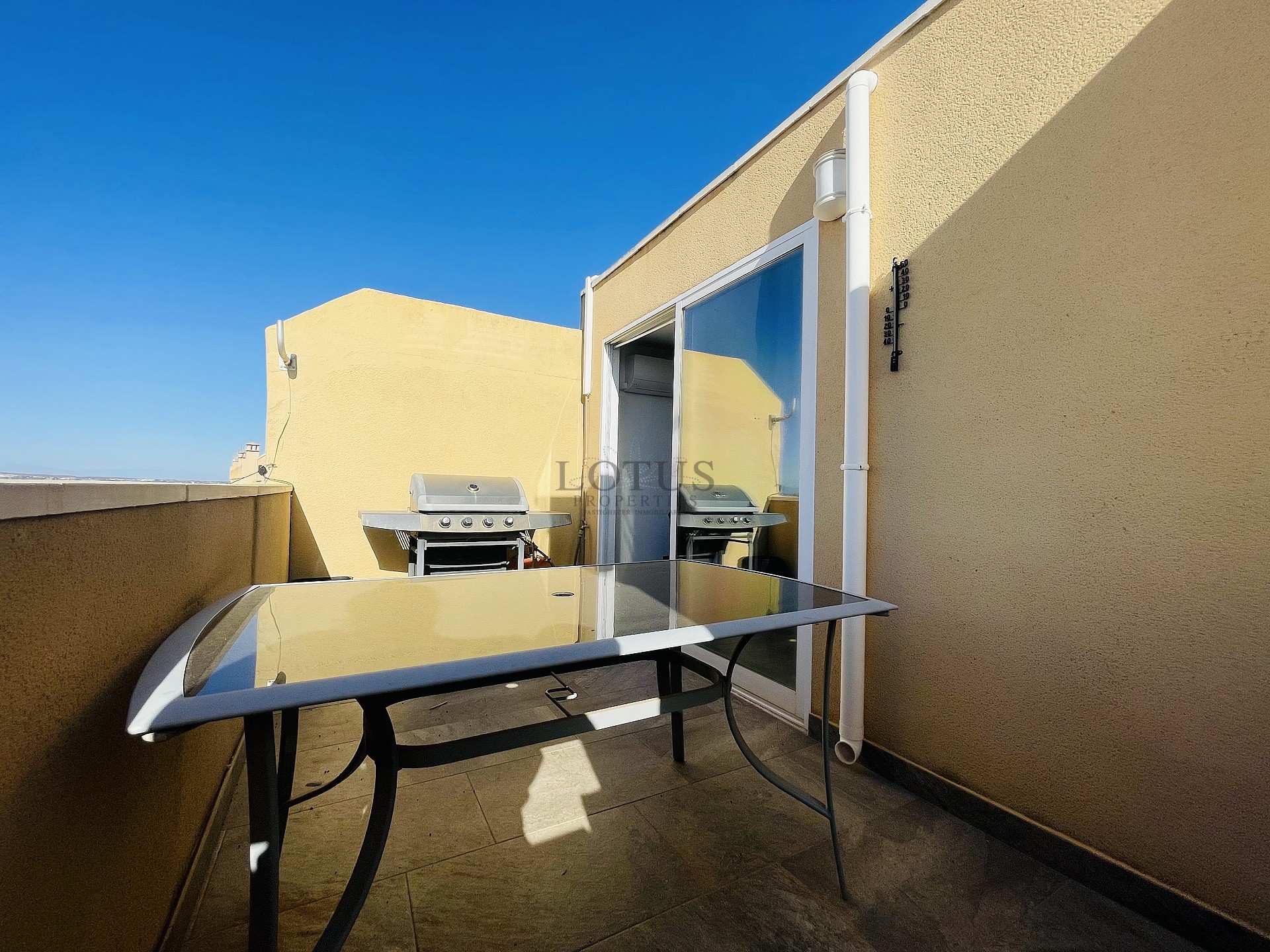 ¡Bonito dúplex en El Chaparral con piscina y terraza en ubicación oeste! - Lotus Properties