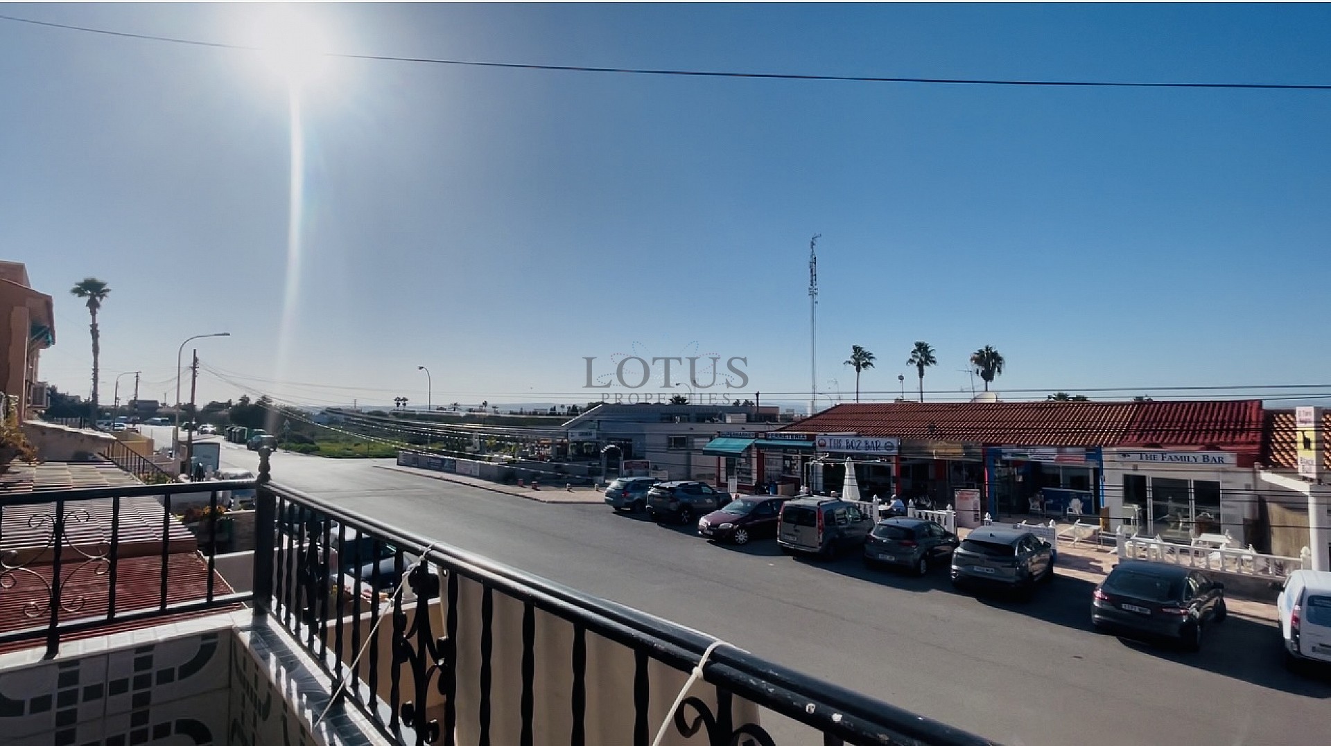 ¡Bonito dúplex en El Chaparral con piscina y terraza en ubicación oeste! - Lotus Properties