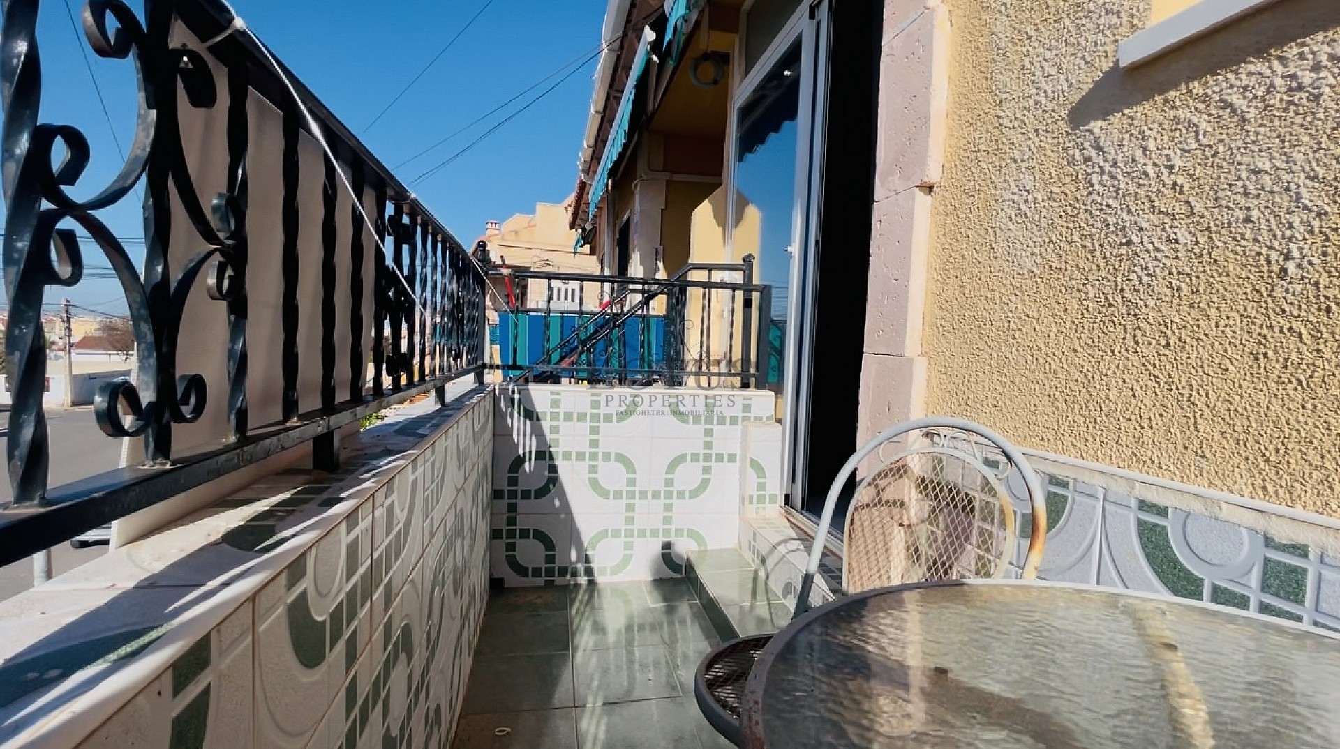 ¡Bonito dúplex en El Chaparral con piscina y terraza en ubicación oeste! - Lotus Properties