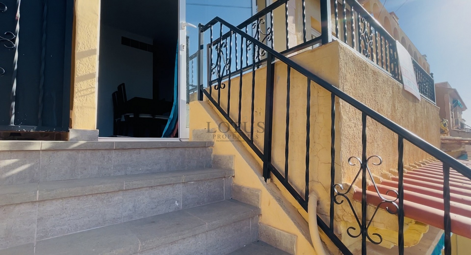 ¡Bonito dúplex en El Chaparral con piscina y terraza en ubicación oeste! - Lotus Properties