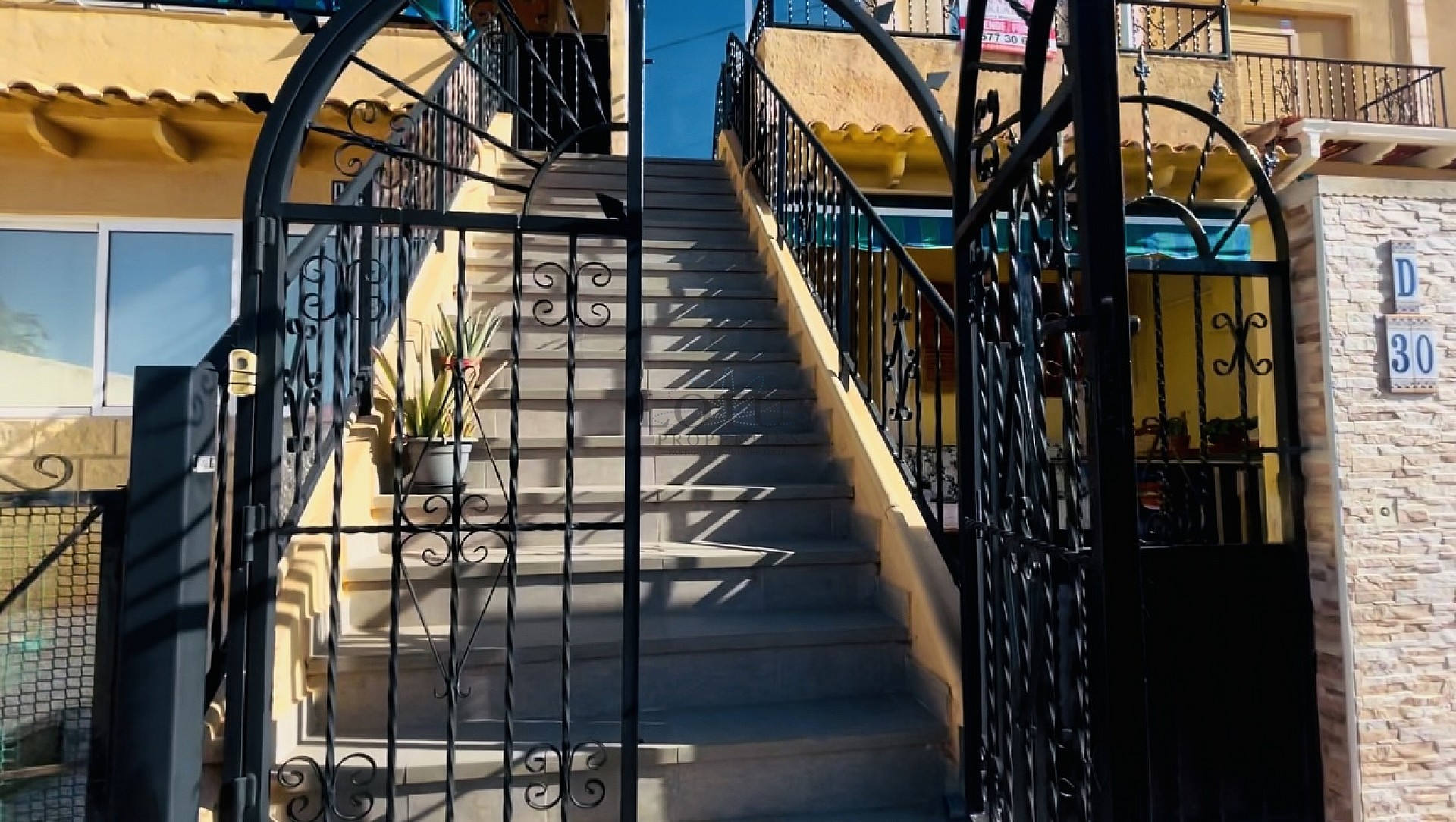 ¡Bonito dúplex en El Chaparral con piscina y terraza en ubicación oeste! - Lotus Properties