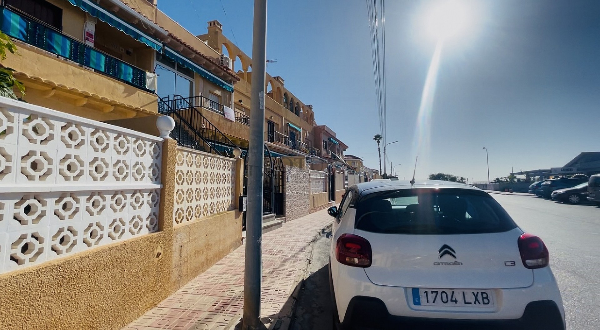 ¡Bonito dúplex en El Chaparral con piscina y terraza en ubicación oeste! - Lotus Properties