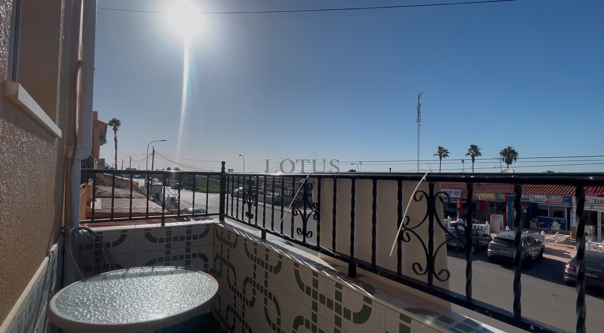 ¡Bonito dúplex en El Chaparral con piscina y terraza en ubicación oeste! - Lotus Properties