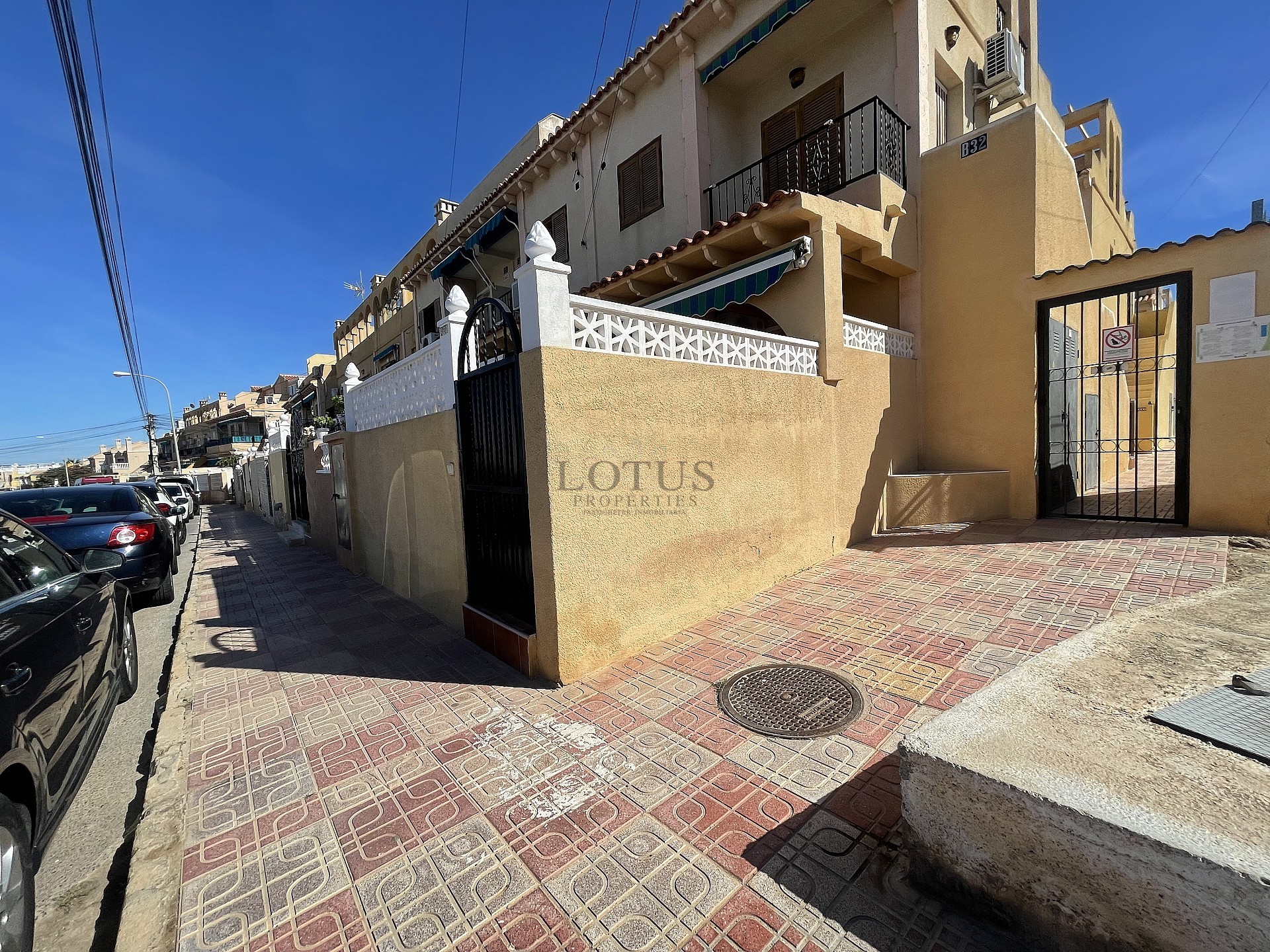 ¡Bonito dúplex en El Chaparral con piscina y terraza en ubicación oeste! - Lotus Properties