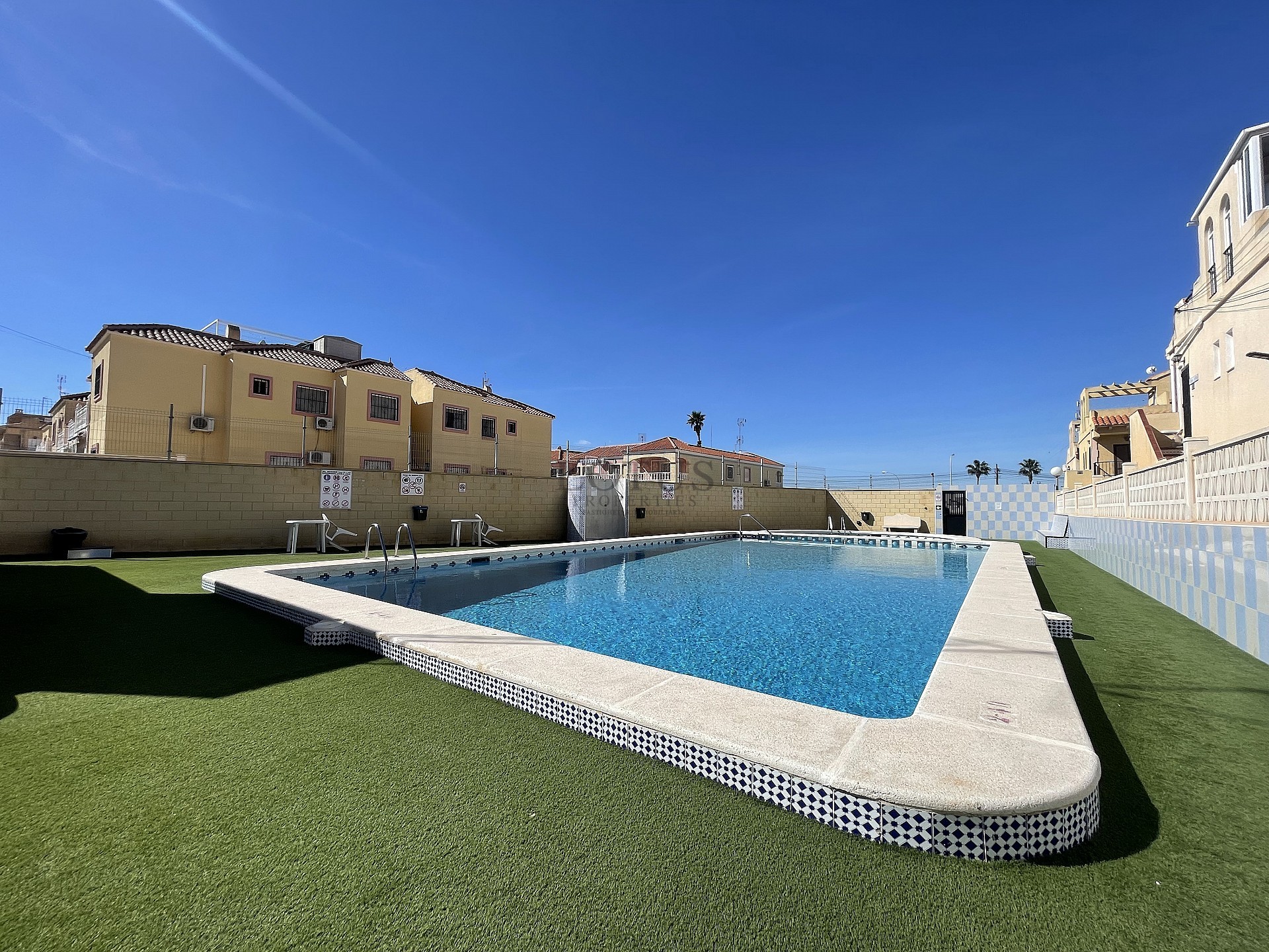 ¡Bonito dúplex en El Chaparral con piscina y terraza en ubicación oeste! - Lotus Properties
