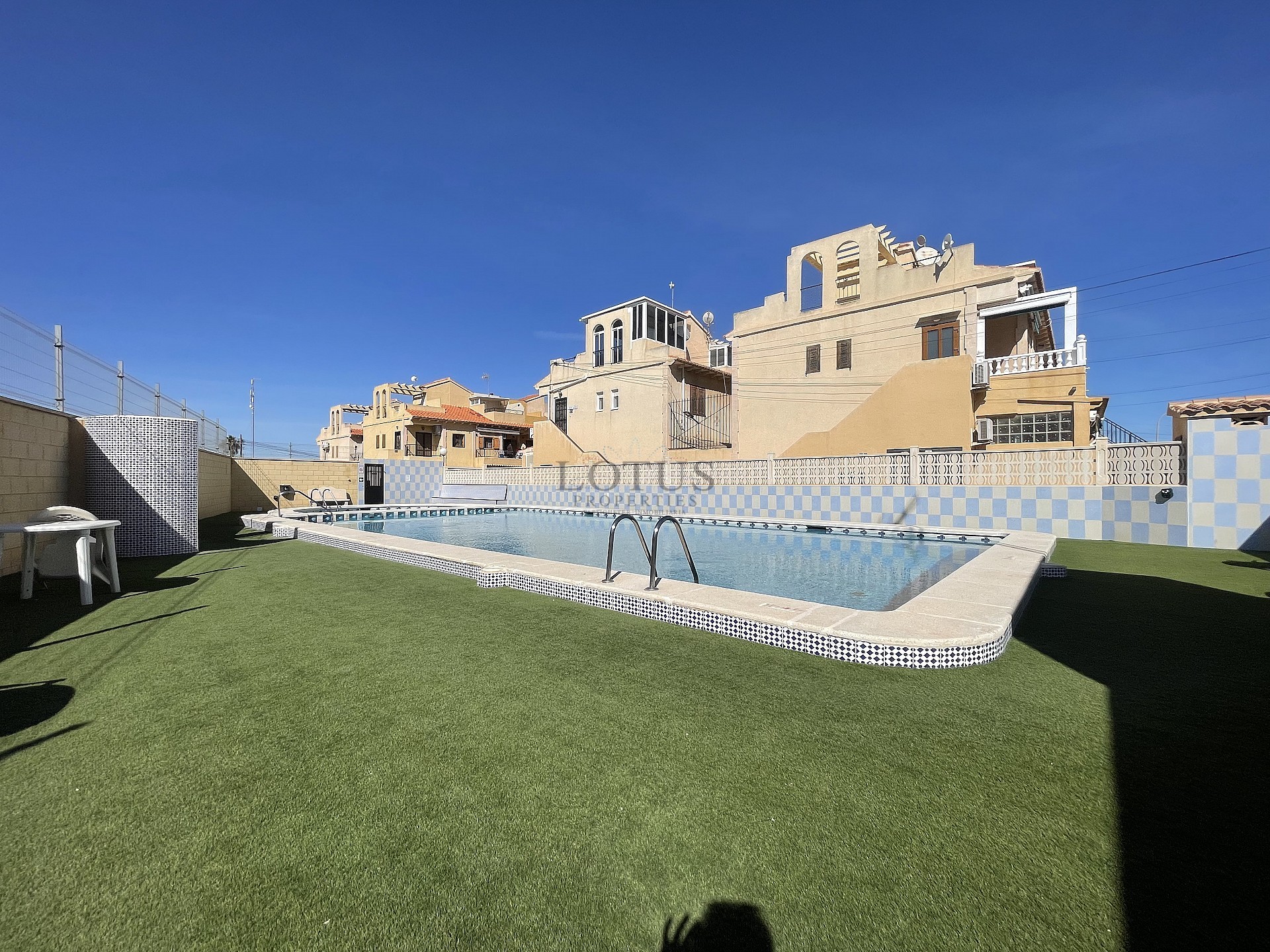 ¡Bonito dúplex en El Chaparral con piscina y terraza en ubicación oeste! - Lotus Properties