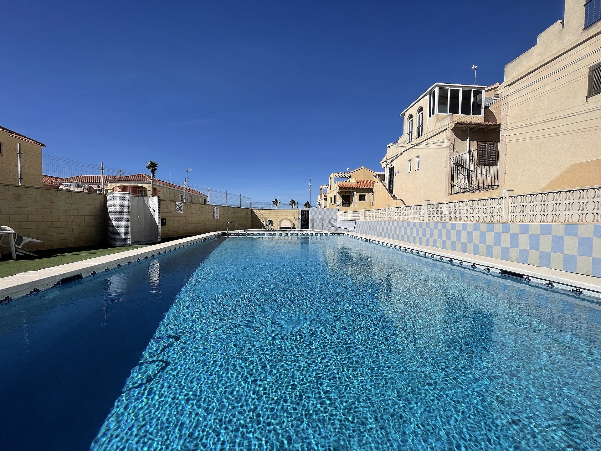 ¡Bonito dúplex en El Chaparral con piscina y terraza en ubicación oeste! - Lotus Properties