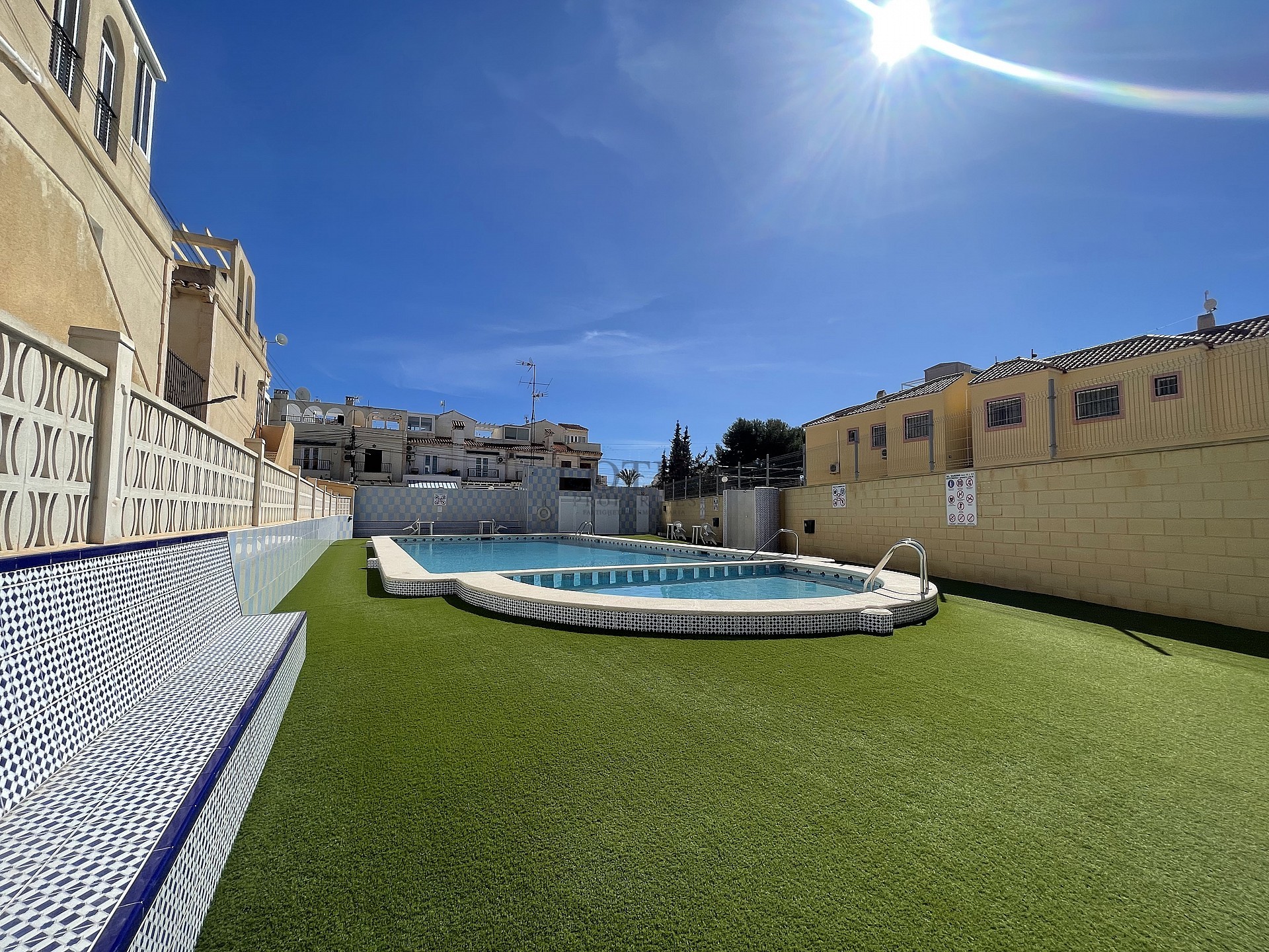 ¡Bonito dúplex en El Chaparral con piscina y terraza en ubicación oeste! - Lotus Properties