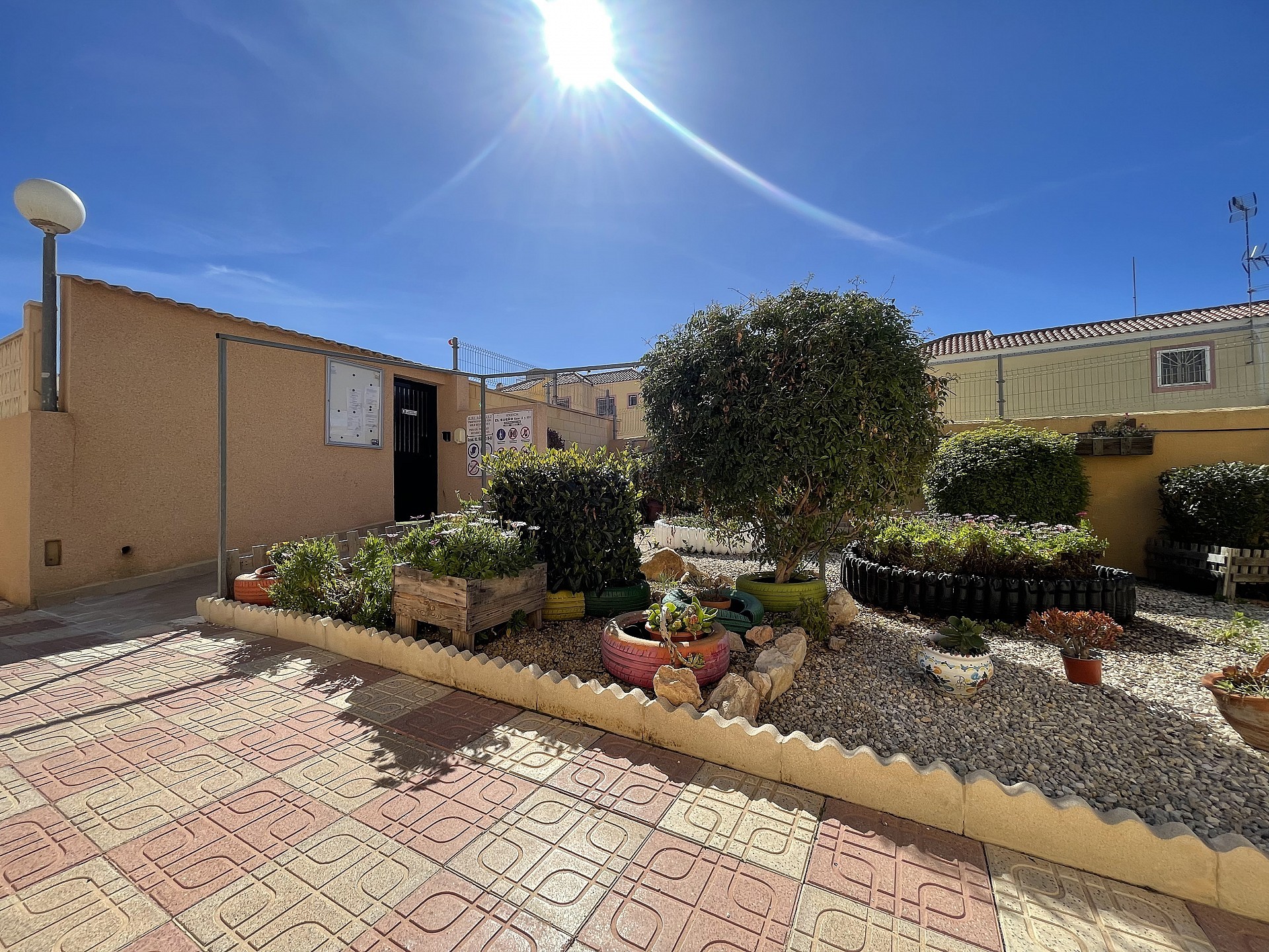 ¡Bonito dúplex en El Chaparral con piscina y terraza en ubicación oeste! - Lotus Properties