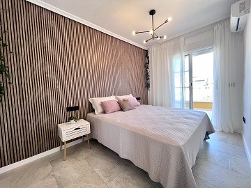 Helrenoverat parhus i det populära området La Zenia! - Lotus Properties
