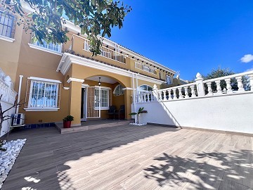 Helrenoverat parhus i det populära området La Zenia! - Lotus Properties