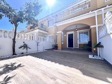Helrenoverat parhus i det populära området La Zenia! - Lotus Properties