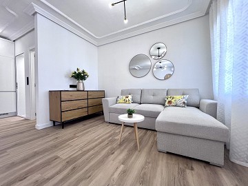 Helrenoverat parhus i det populära området La Zenia! - Lotus Properties