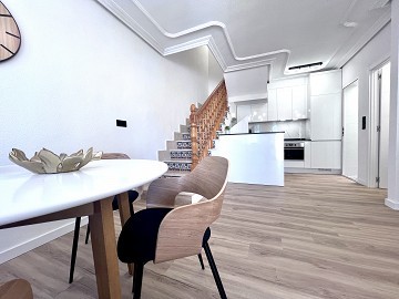 Helrenoverat parhus i det populära området La Zenia! - Lotus Properties