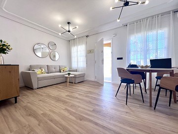 Helrenoverat parhus i det populära området La Zenia! - Lotus Properties