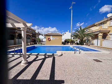 Helrenoverat parhus i det populära området La Zenia! - Lotus Properties