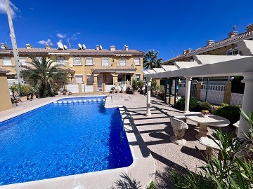 Helrenoverat parhus i det populära området La Zenia! - Lotus Properties