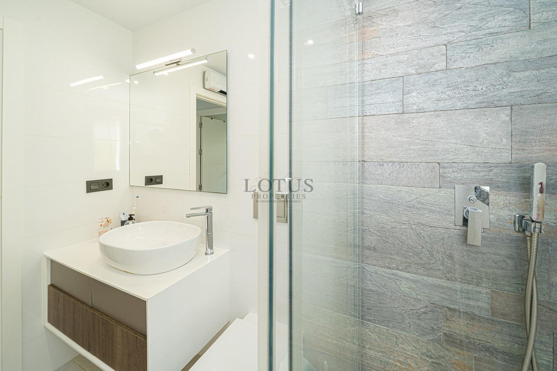 MODERN VILLA WITH 3 BEDROOMS AND 2 BATHROOMS - PRIVATE HEATED SALTWATER POOL - Lotus Properties