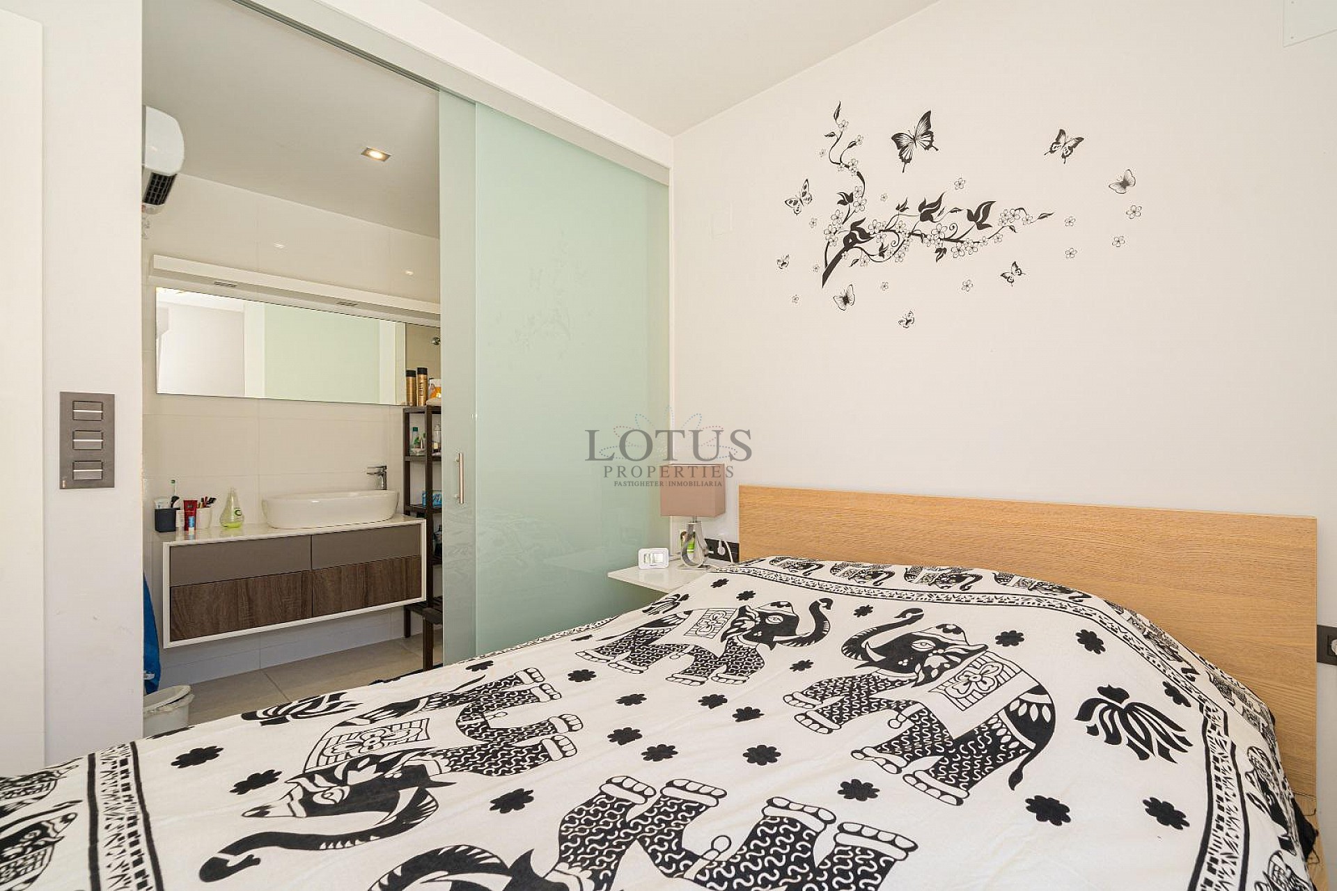 MODERN VILLA WITH 3 BEDROOMS AND 2 BATHROOMS - PRIVATE HEATED SALTWATER POOL - Lotus Properties