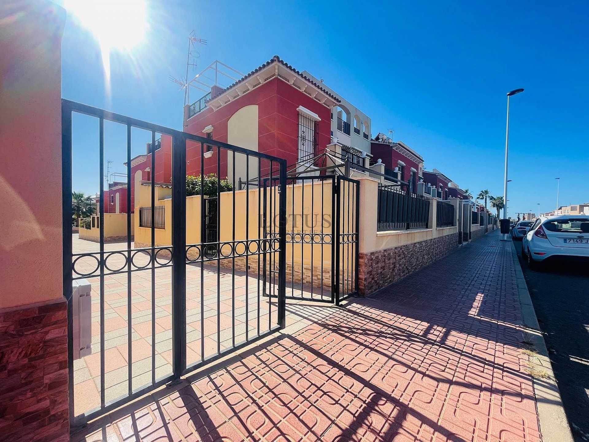 Fantástica bonita planta baja esquinera en Altos de la Bahía XI frente a la piscina! - Lotus Properties