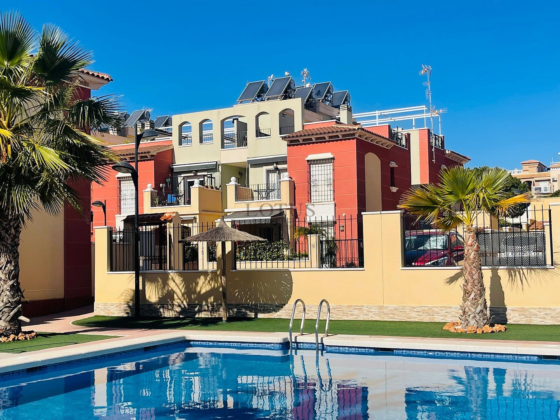 Fantástica bonita planta baja esquinera en Altos de la Bahía XI frente a la piscina! - Lotus Properties