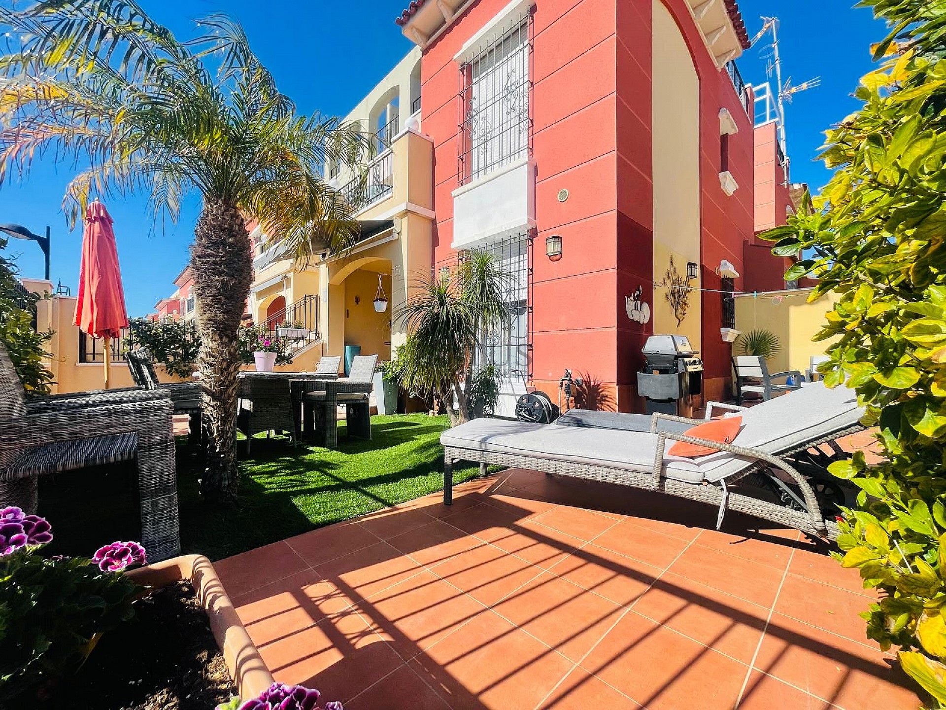 Fantástica bonita planta baja esquinera en Altos de la Bahía XI frente a la piscina! - Lotus Properties