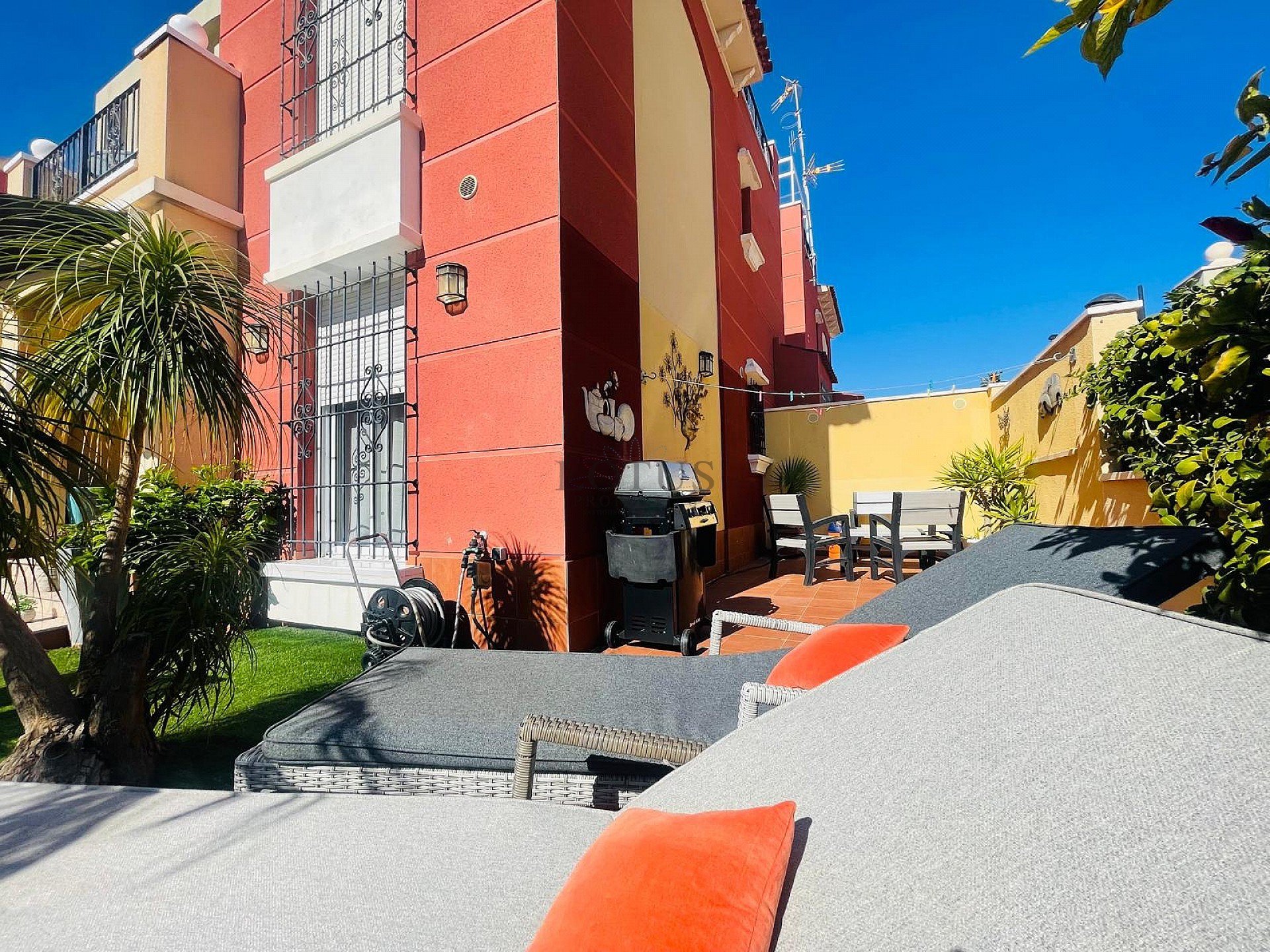 Fantástica bonita planta baja esquinera en Altos de la Bahía XI frente a la piscina! - Lotus Properties