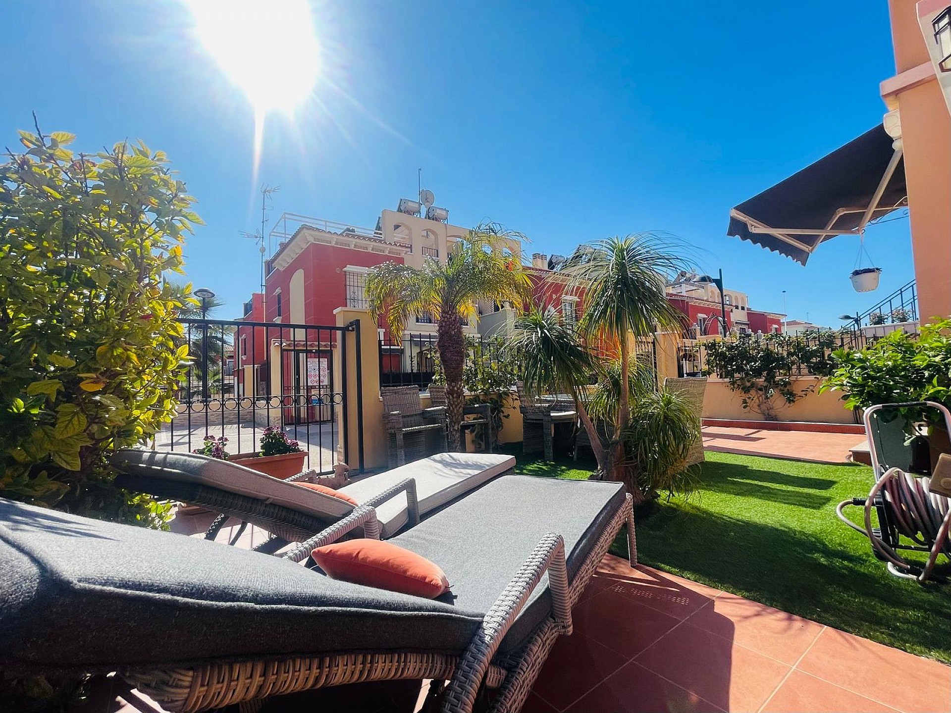 Fantástica bonita planta baja esquinera en Altos de la Bahía XI frente a la piscina! - Lotus Properties