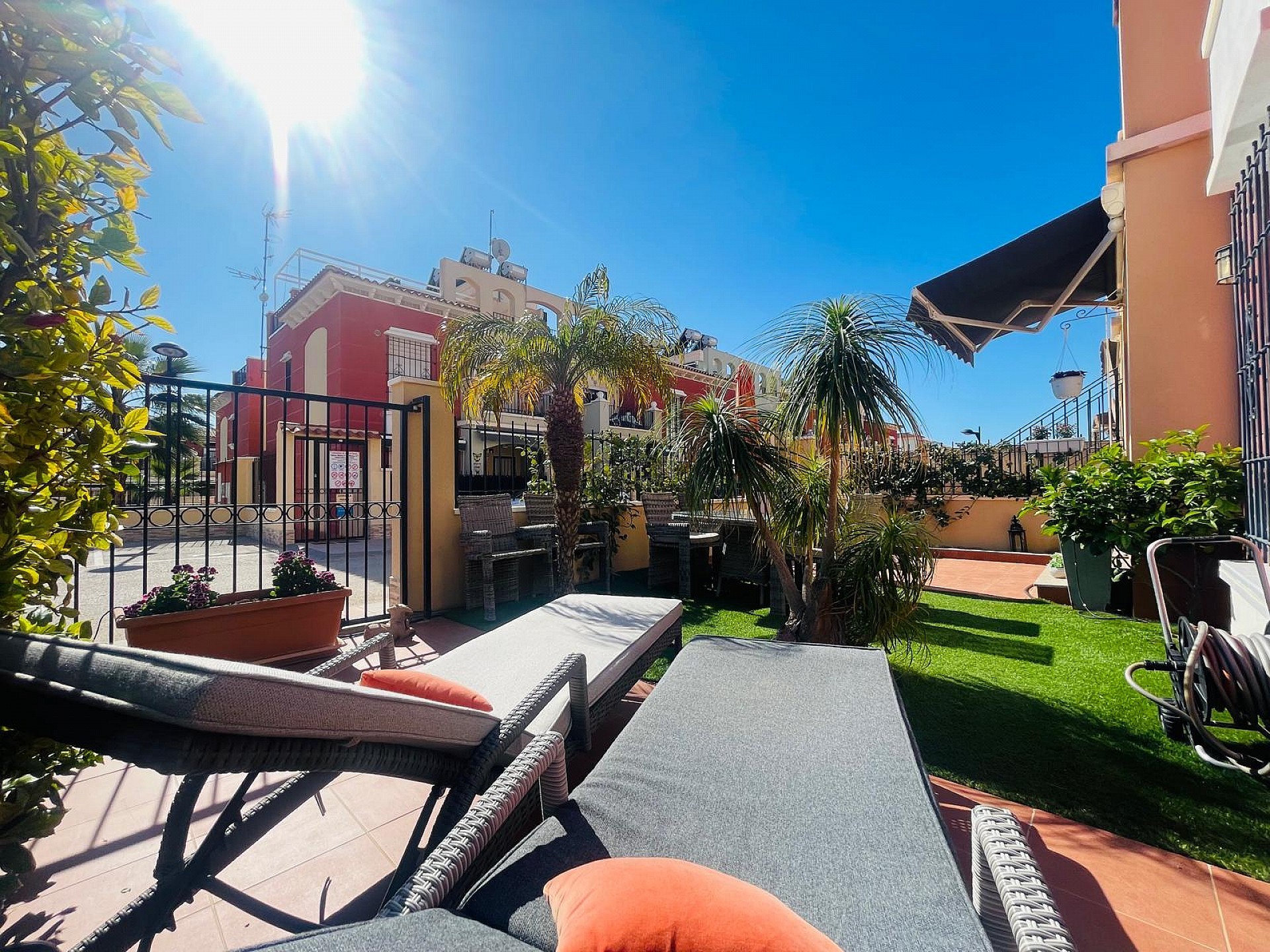 Fantástica bonita planta baja esquinera en Altos de la Bahía XI frente a la piscina! - Lotus Properties