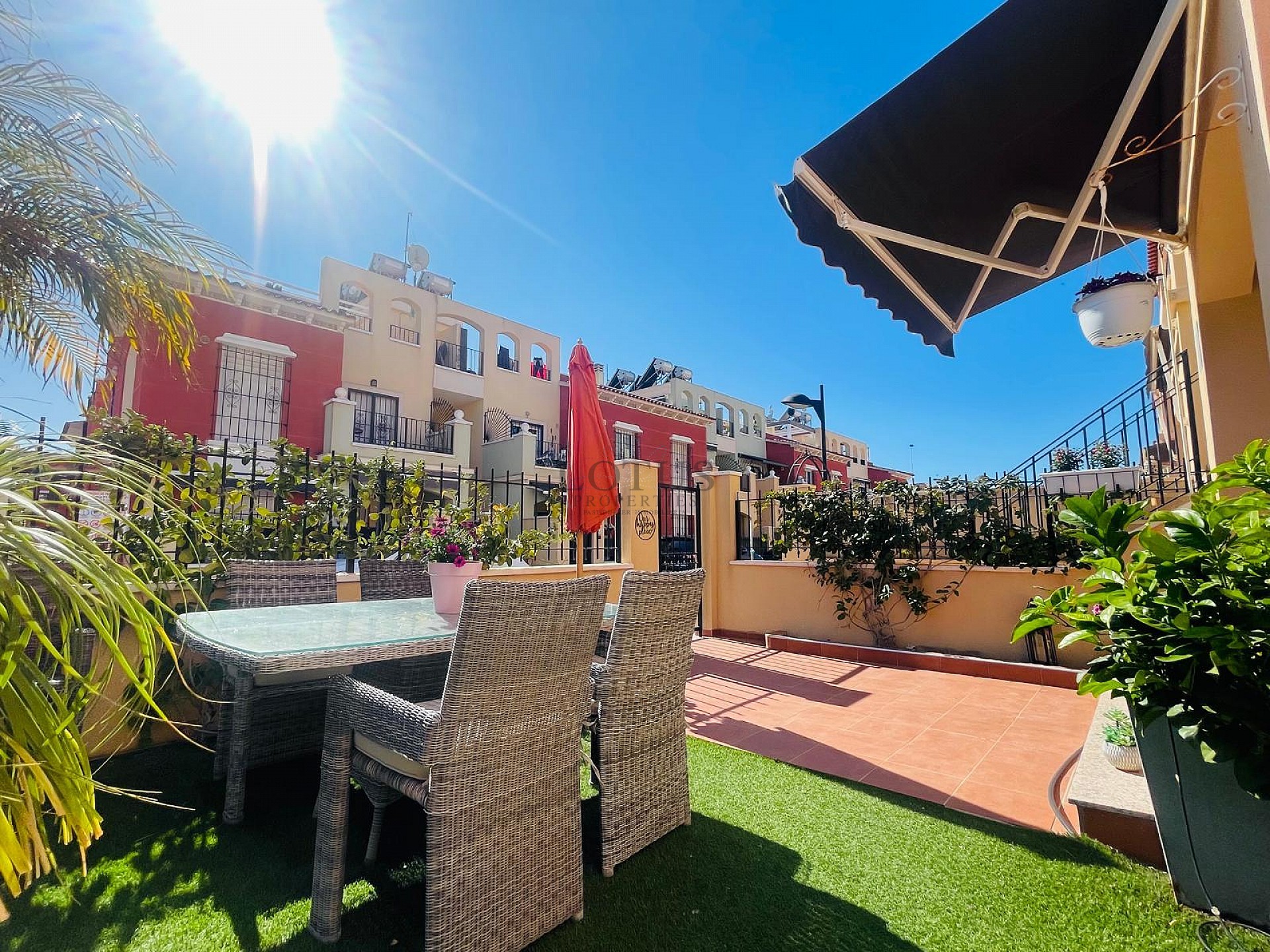 Fantástica bonita planta baja esquinera en Altos de la Bahía XI frente a la piscina! - Lotus Properties